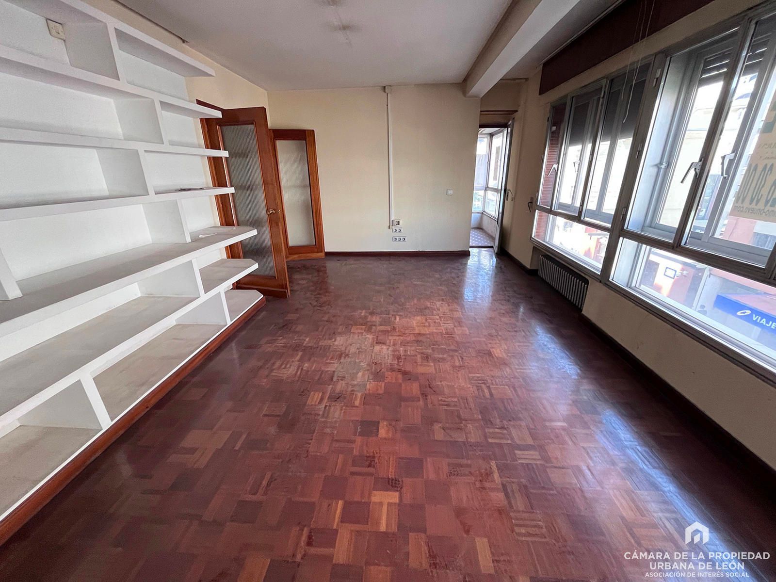 Sala d'estar de Pis en venda en León Capital  amb Calefacció