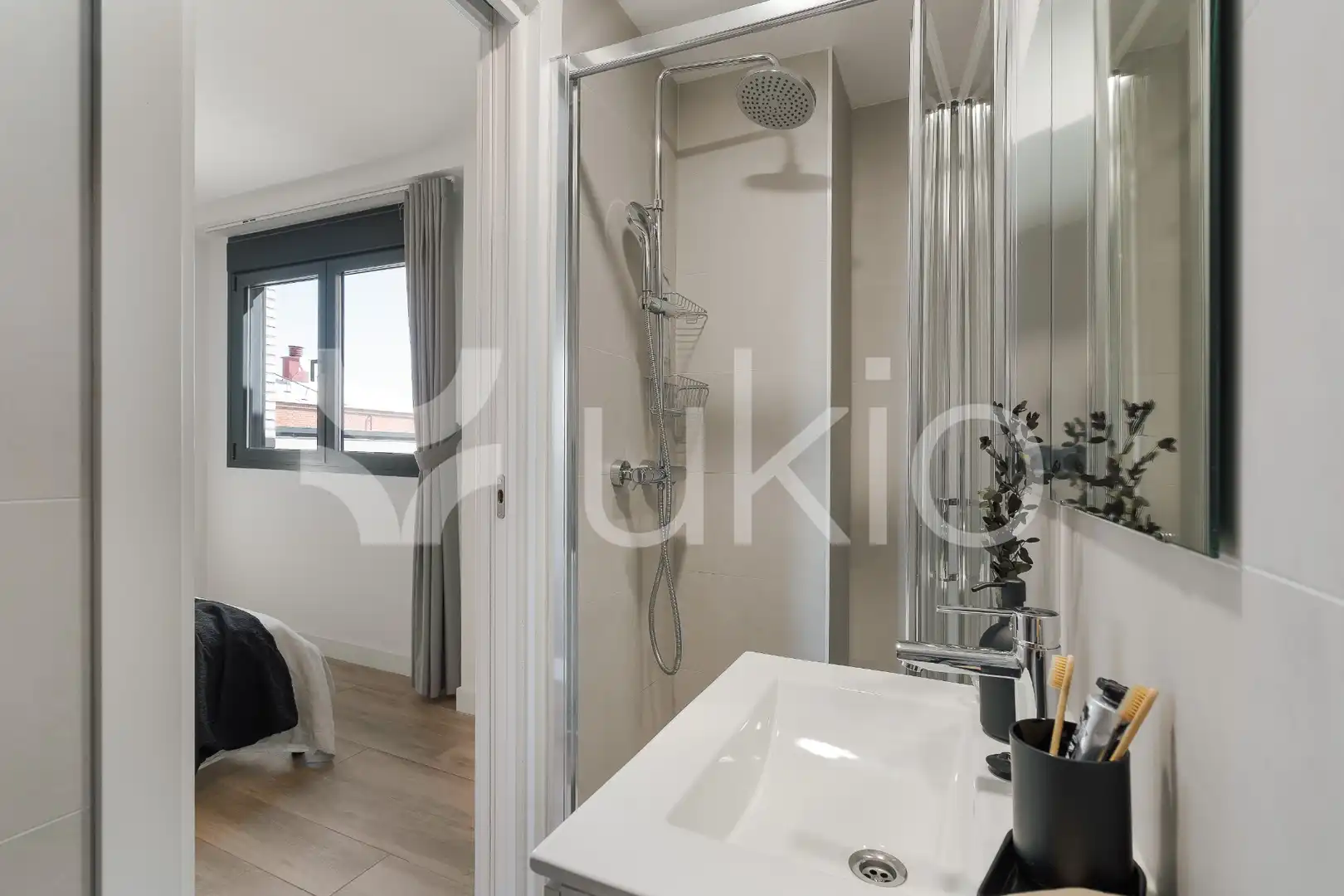 Dormitori de Apartament de lloguer en Madrid amb Calefacció, Terrassa i Moblat