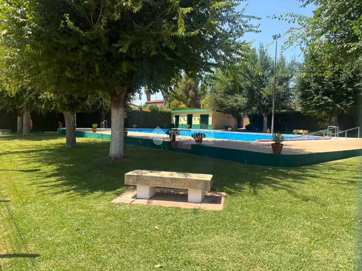 Piscina de Casa o xalet en venda en Espartinas amb Aire condicionat, Piscina i Piscina comunitària