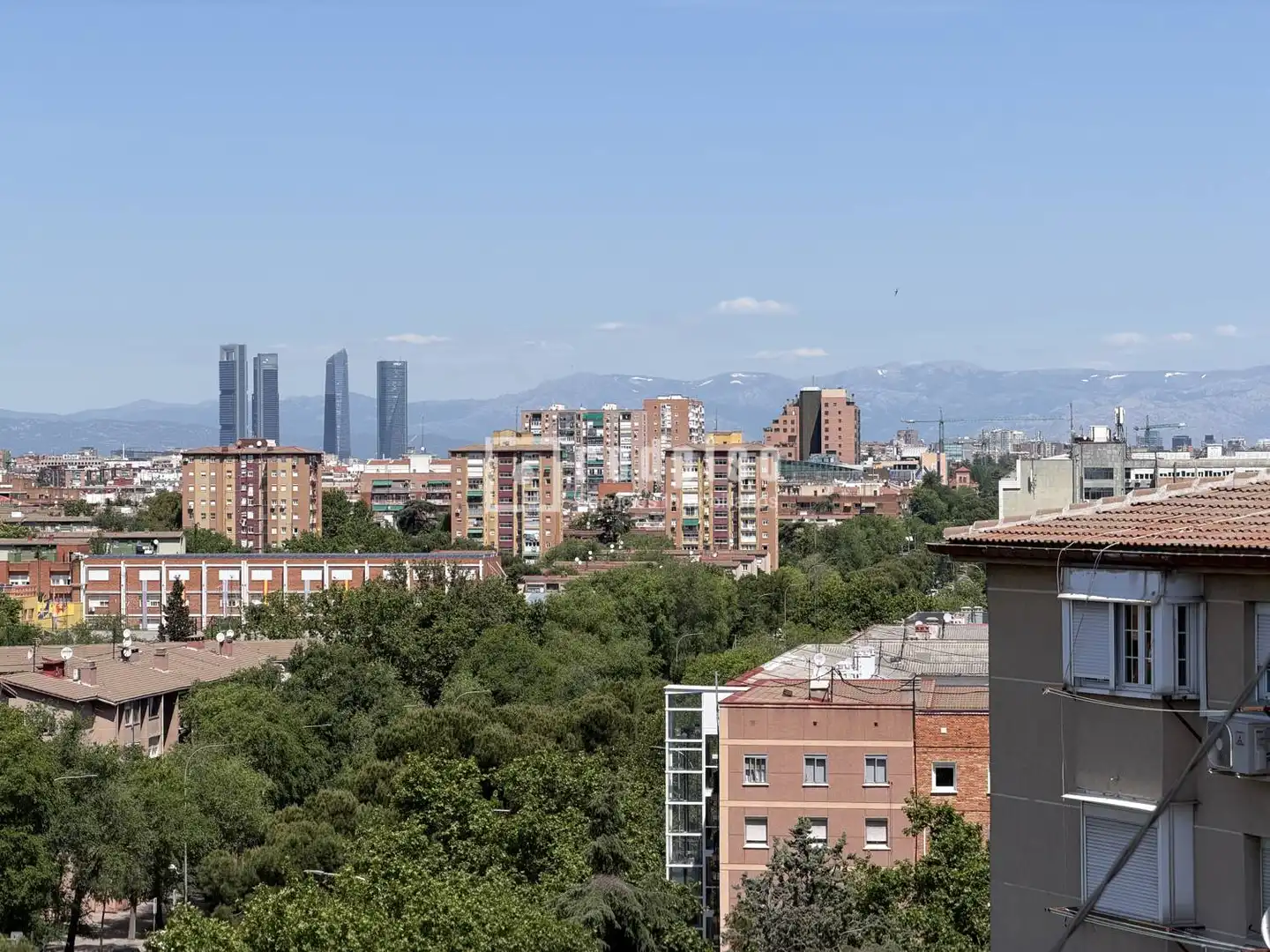 Vista exterior de Piso en venta en Madrid con Calefacción y Parquet