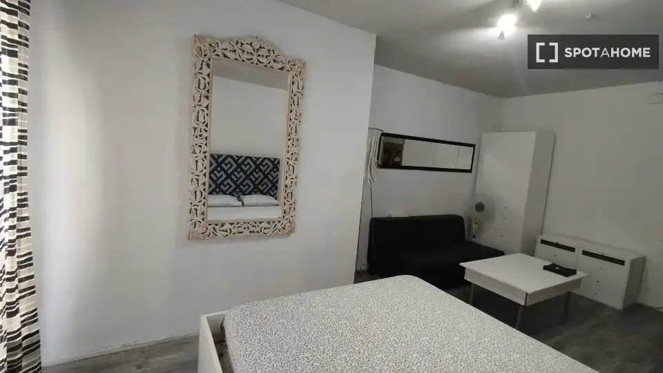 Habitación de Piso de alquiler en L'Hospitalet de Llobregat con Aire acondicionado, Calefacción y Amueblado