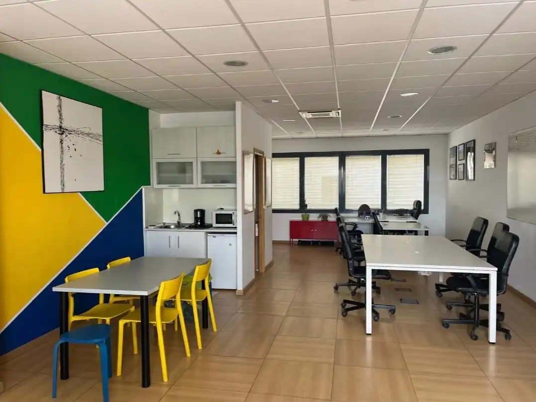 Büro zur Miete in Madrid mit Klimaanlage, Heizung und Terrasse
