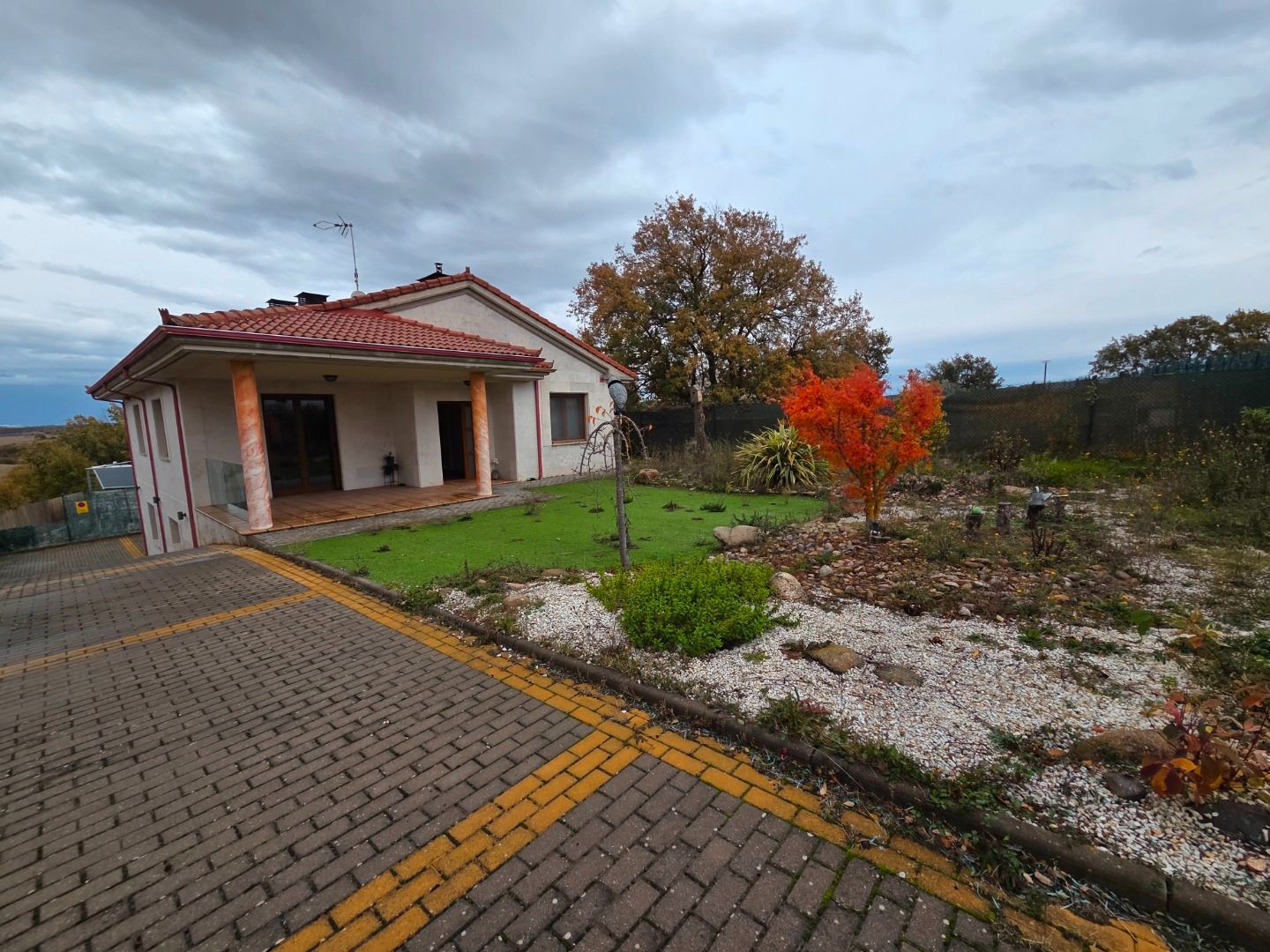 Vista exterior de Casa o xalet en venda en Carcedo de Burgos amb Calefacció, Jardí privat i Parquet
