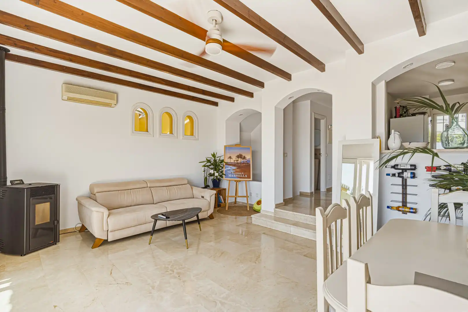 Sala d'estar de Casa adosada en venda en Mijas amb Aire condicionat, Jardí privat i Terrassa