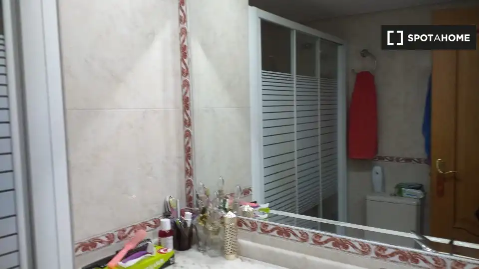 Bathroom of Flat for rent in Madrid  with Air Conditioner, Heating and Furnished