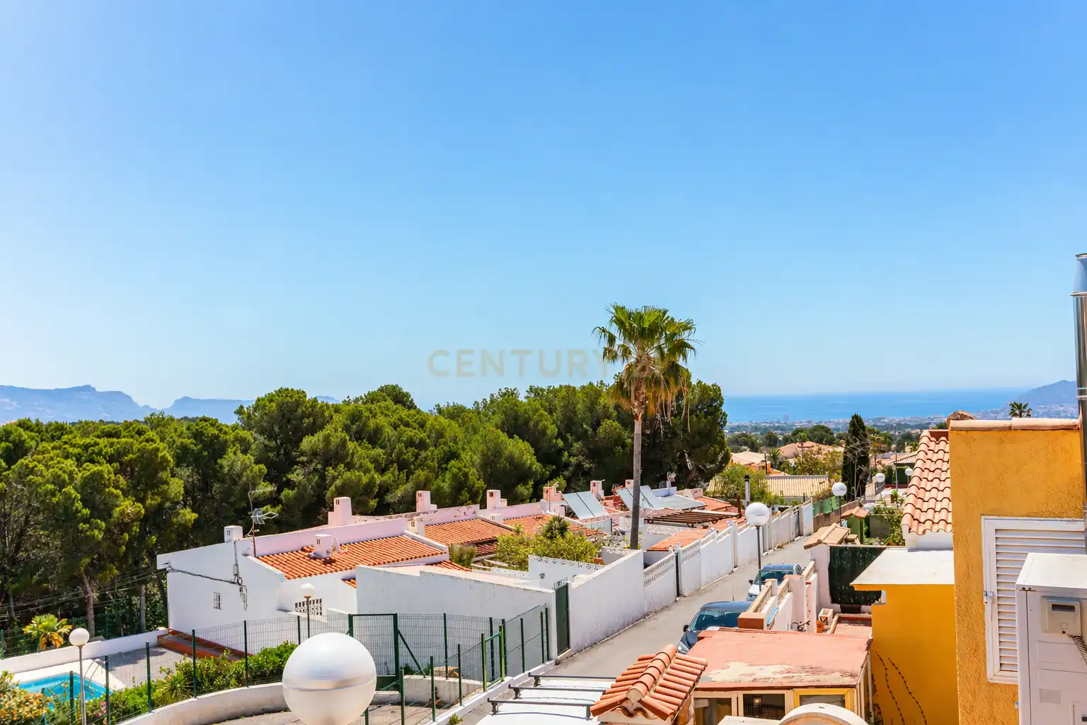 Vista exterior de Casa adosada en venta en La Nucia con Aire acondicionado, Trastero y Piscina