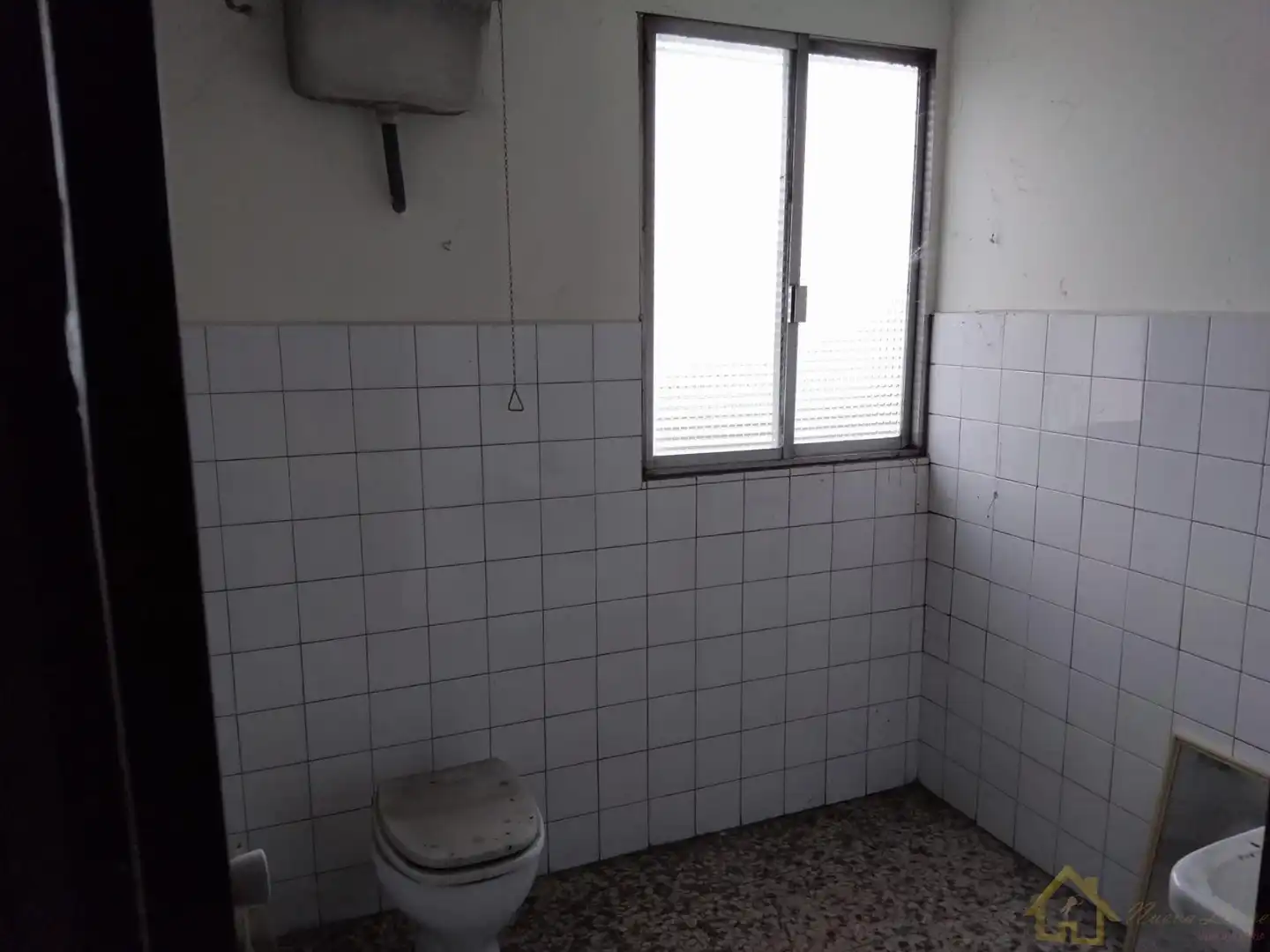 Badezimmer von Fabrikhallen zum Verkauf in Lugo