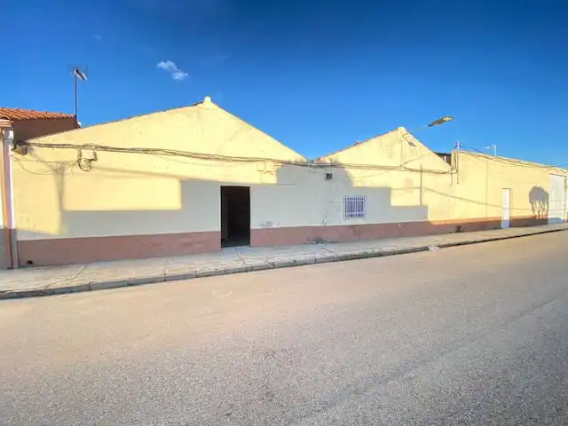 Vista exterior de Nave industrial en venta en Badajoz