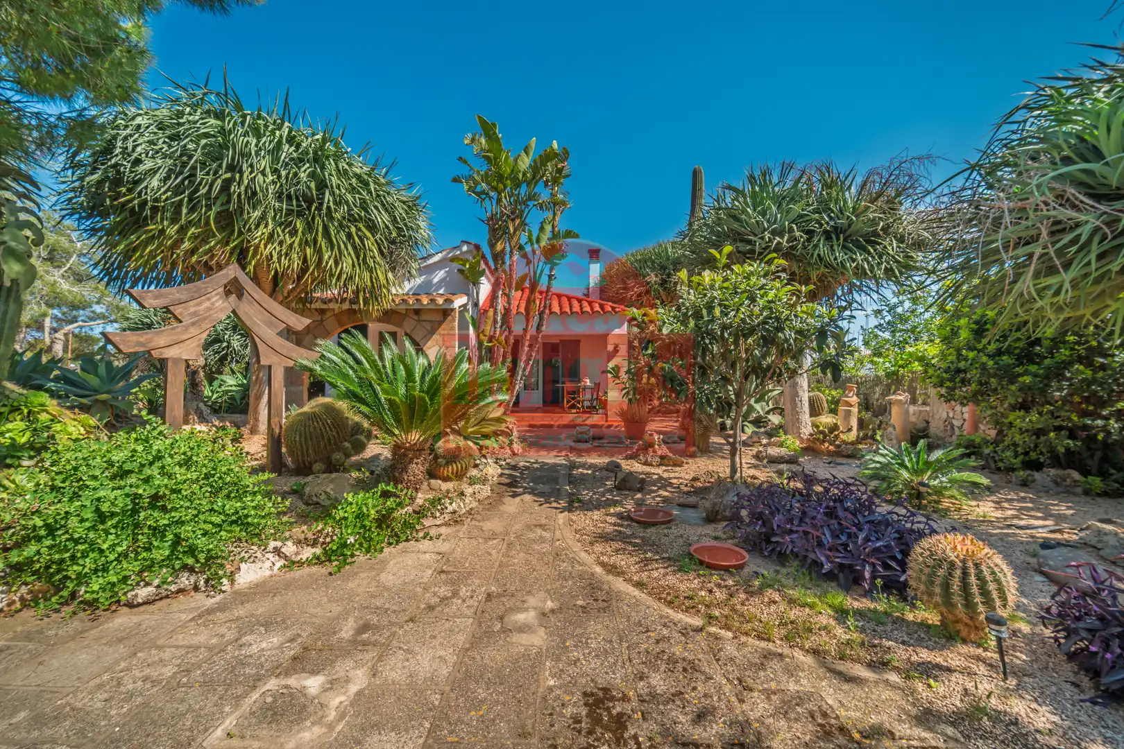Villa mit Garten zum Verkauf in Cala Blanca
