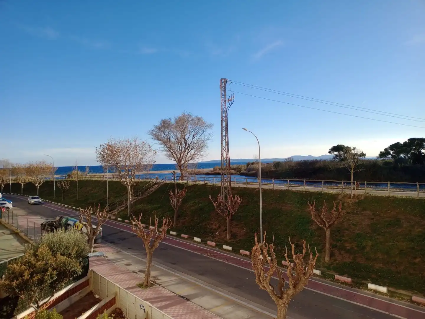Vista exterior de Estudi en venda en Empuriabrava amb Aire condicionat i Moblat