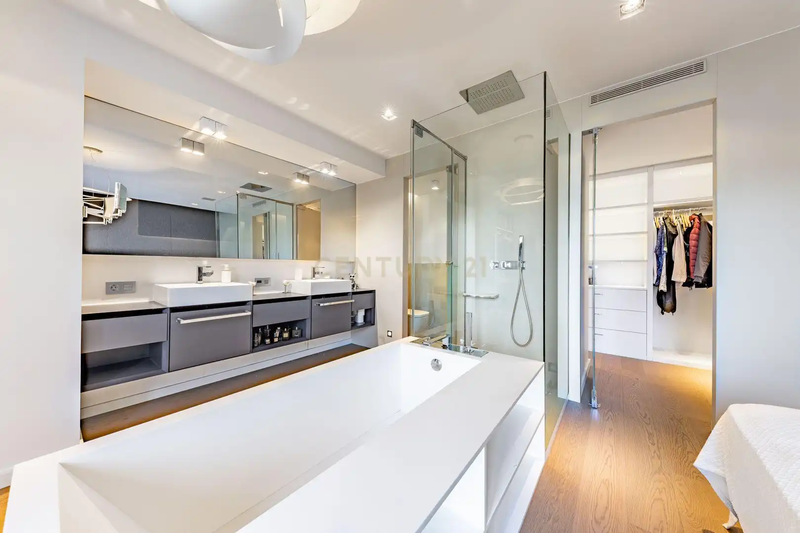 Bathroom of Apartments for rent in Barcelona  with Air Conditioner, Swimming Pool and Oven