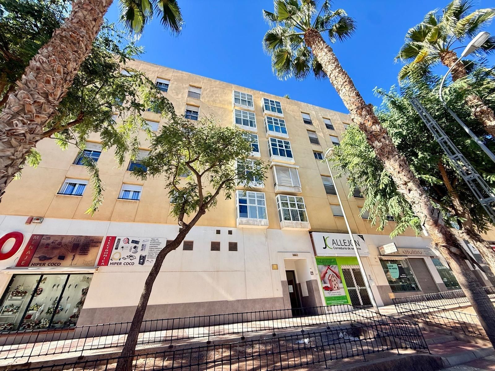 Außenansicht von Wohnung zum Verkauf in Roquetas de Mar mit Klimaanlage und Terrasse