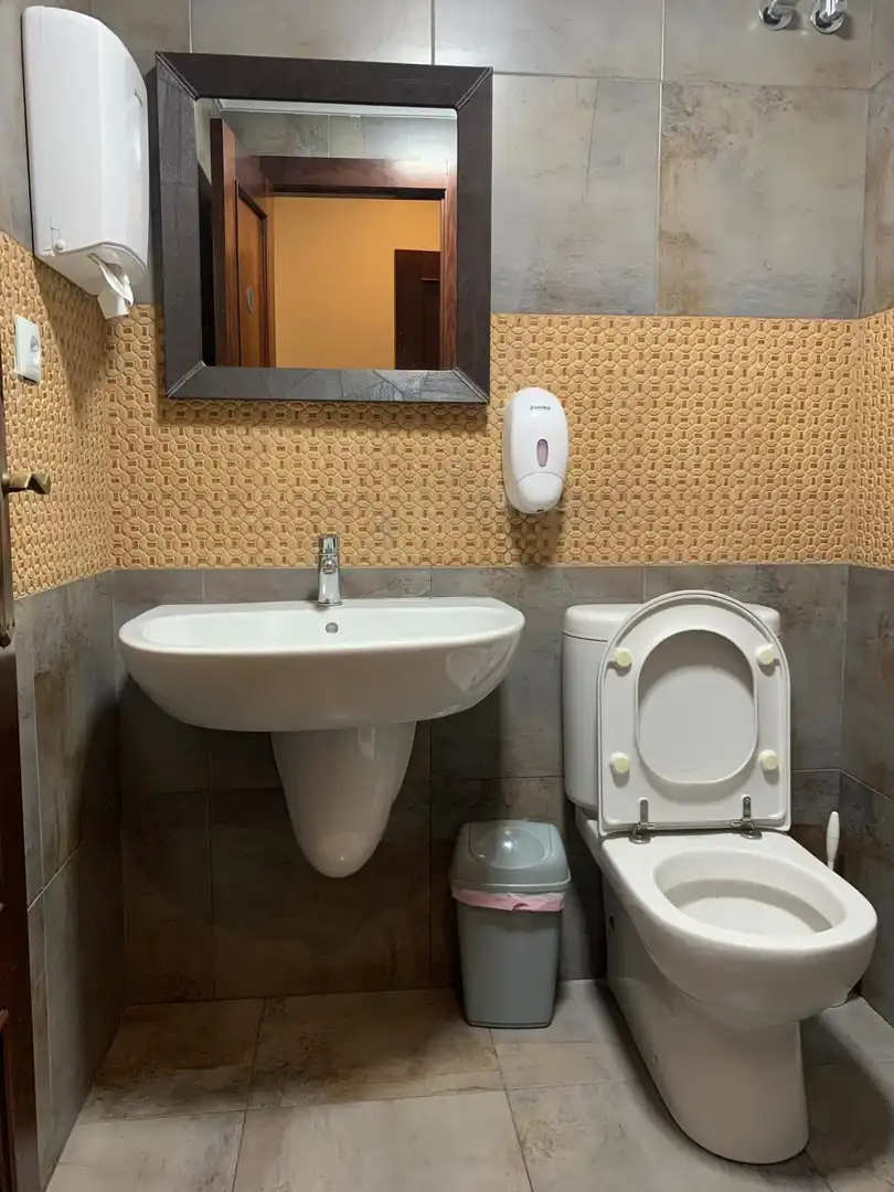 Baño de Local de alquiler en Torrevieja con Aire acondicionado y Amueblado