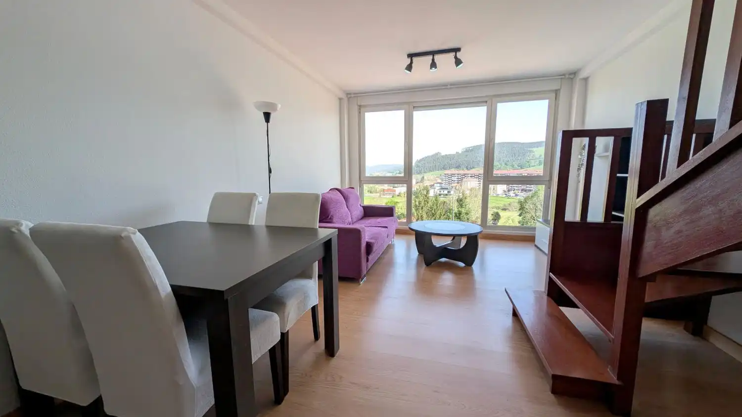 Sala d'estar de Pis de lloguer en Piélagos amb Calefacció, Terrassa i Moblat