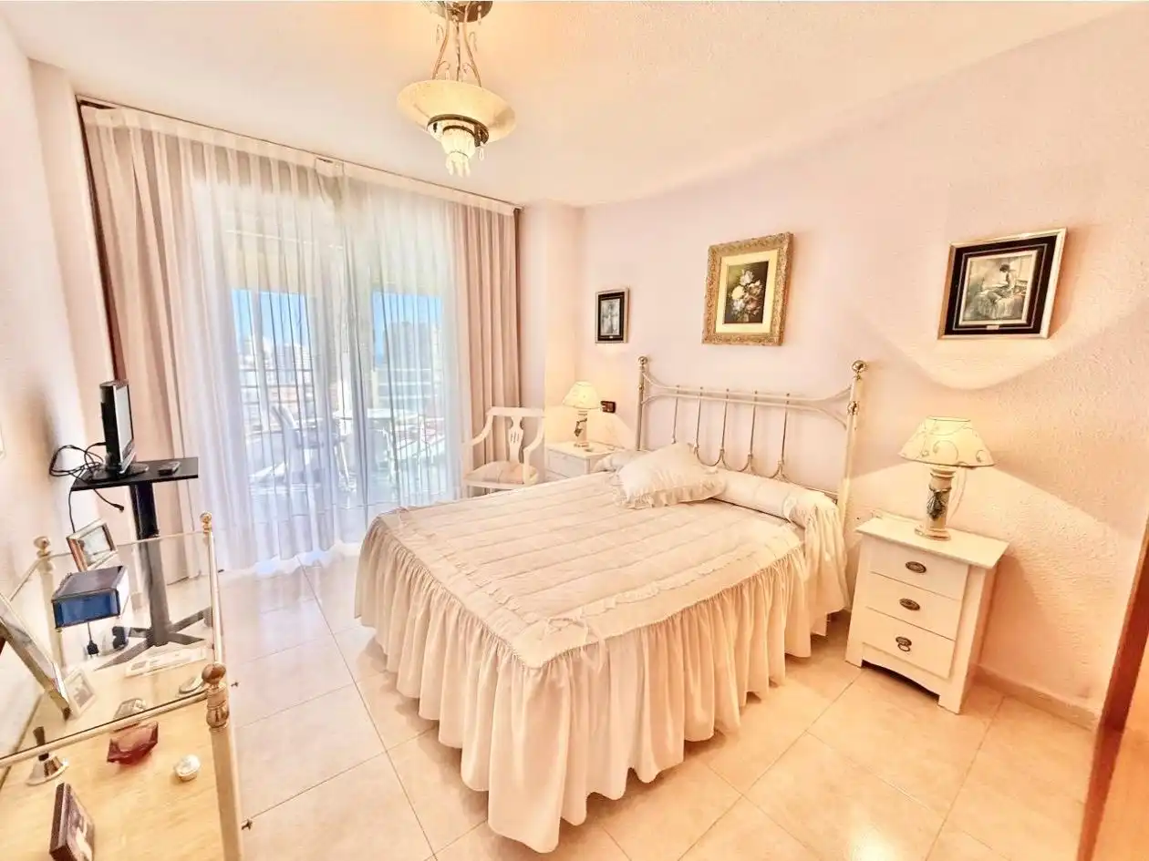 Schlafzimmer von Wohnungen zur Miete in Benidorm mit Klimaanlage, Heizung und Schwimmbad