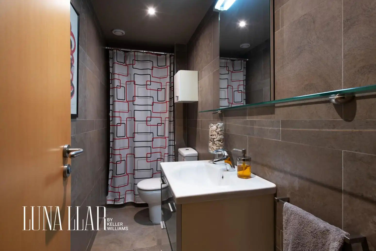 Bathroom of Flat for sale in Castelldefels  with Parquet flooring, Terrace and Balcony