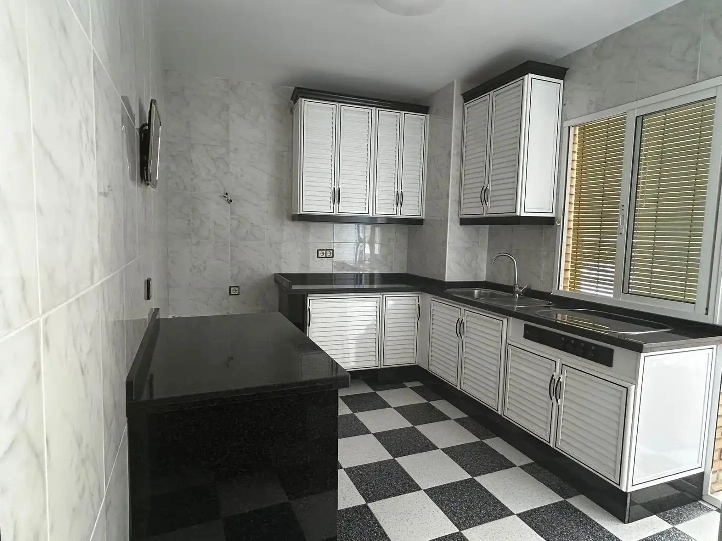 Küche von Wohnung zum Verkauf in Córdoba mit Terrasse, Abstellraum und Balkon