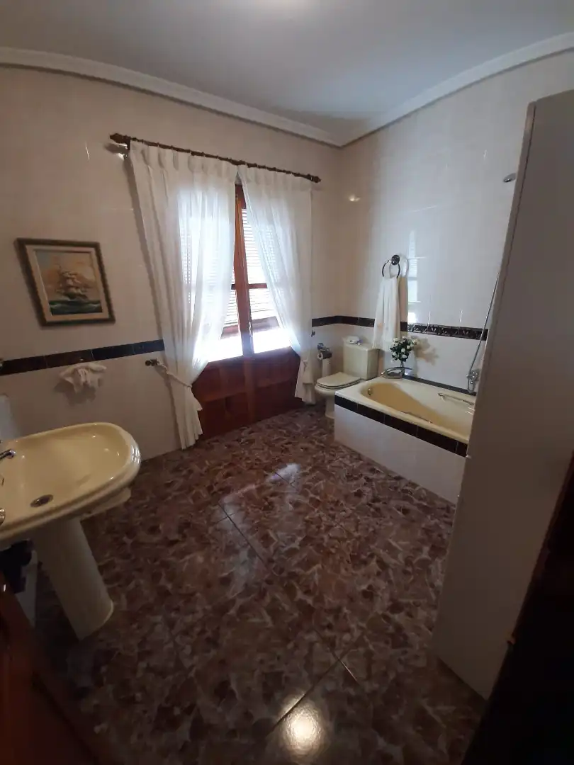 Bany de Casa o xalet en venda en Úbeda amb Calefacció i Balcó
