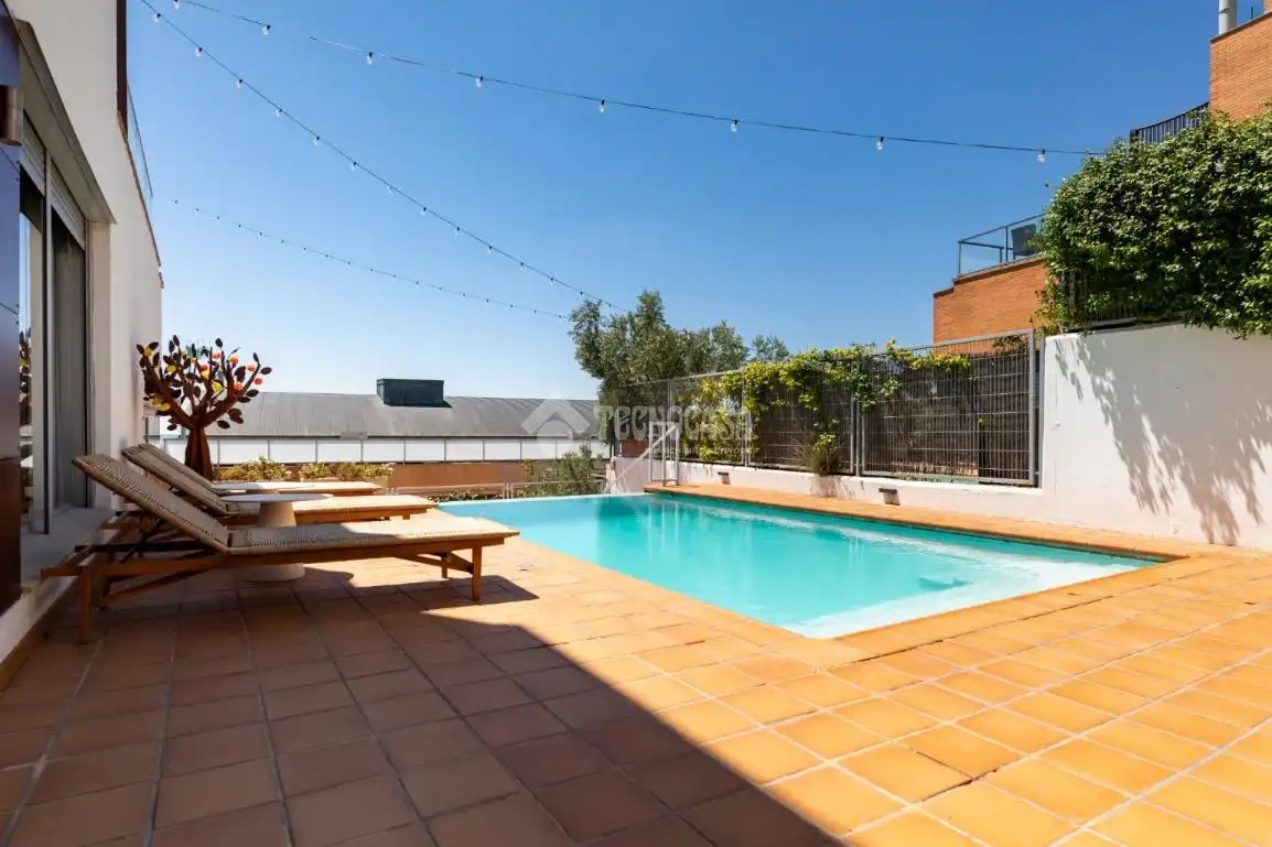 Schwimmbecken von Einfamilien-Reihenhaus zum Verkauf in Torrelodones mit Klimaanlage, Heizung und Terrasse