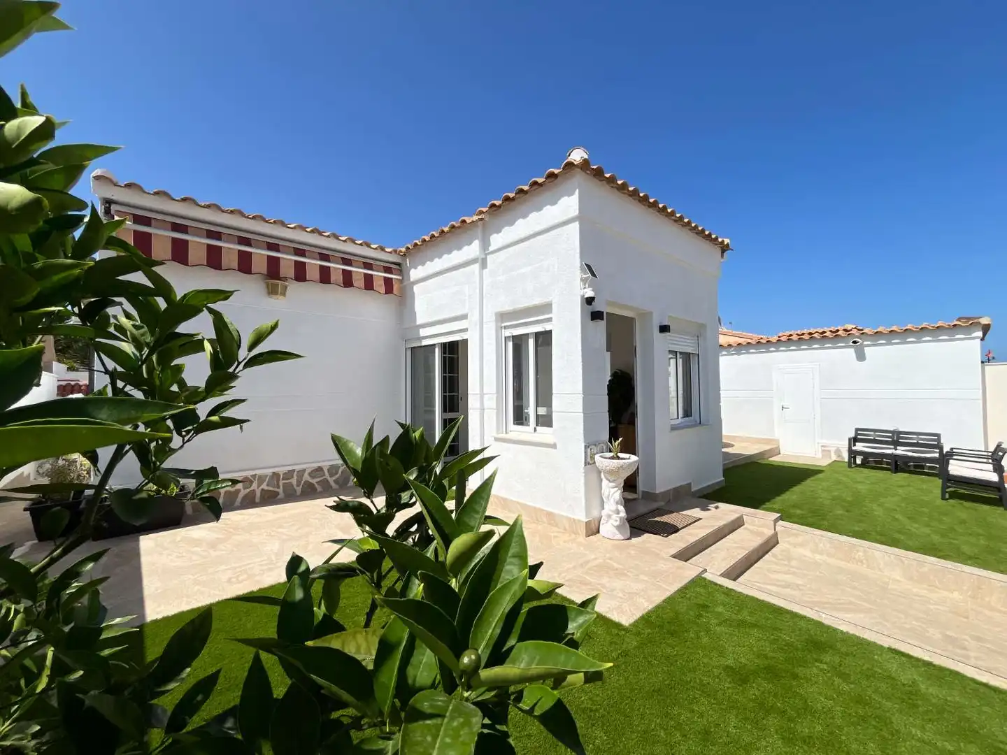 Vista exterior de Casa o xalet en venda en Orihuela amb Aire condicionat, Traster i Moblat
