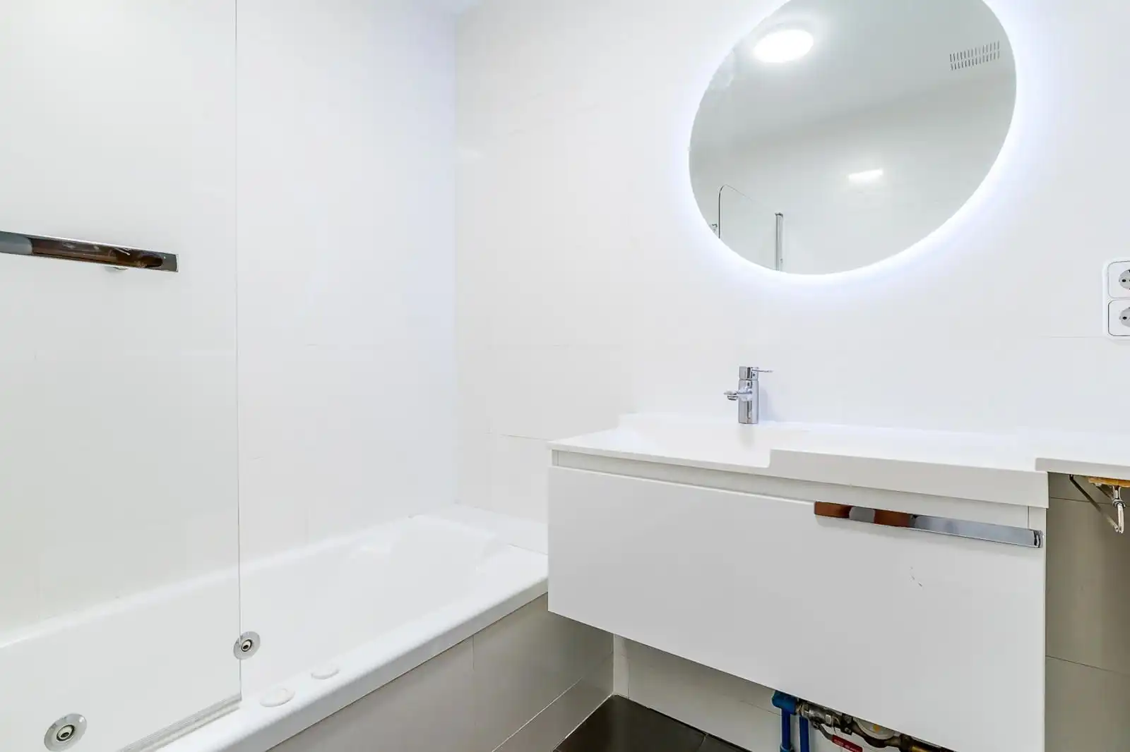 Bathroom of Flat for rent in Madrid  with Furnished and Community pool