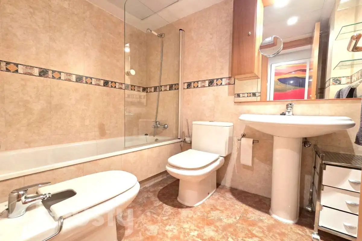 Bathroom of Flat for rent in Madrid  with Air Conditioner, Heating and Parquet flooring