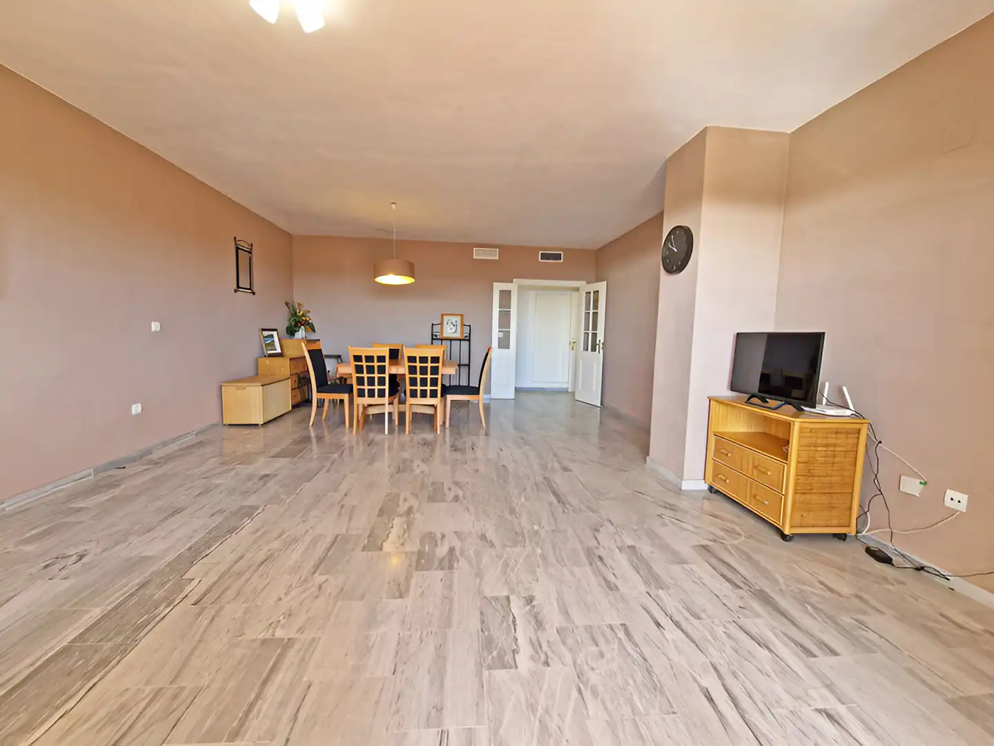 Sala d'estar de Planta baixa en venda en Marbella amb Aire condicionat, Terrassa i Piscina