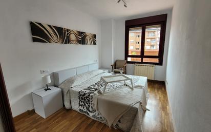 Dormitori de Apartament en venda en Oviedo  amb Terrassa