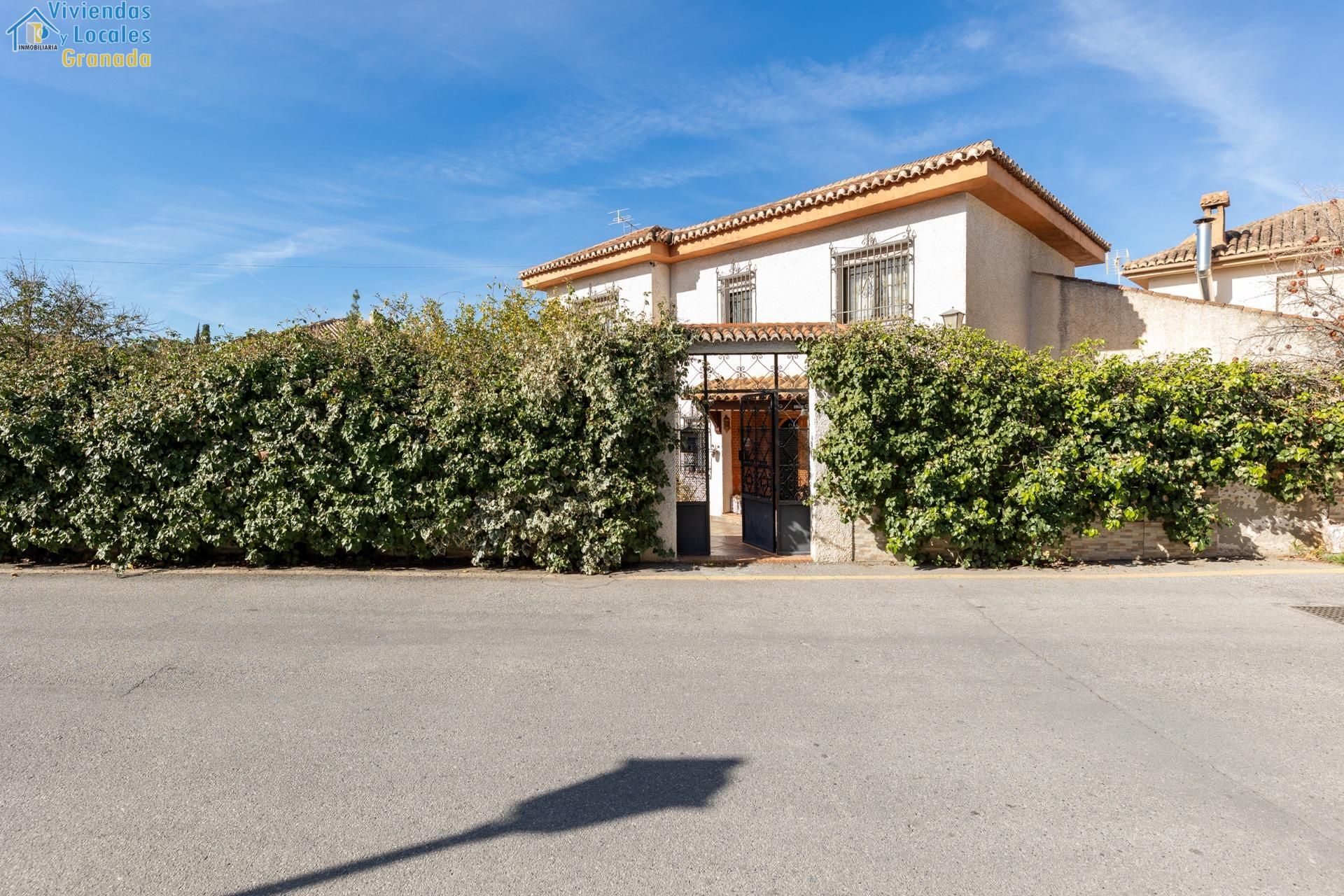 Vista exterior de Casa o xalet en venda en Huétor Vega amb Calefacció, Jardí privat i Terrassa