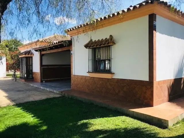 Vista exterior de Casa o xalet de lloguer en Chiclana de la Frontera amb Calefacció, Jardí privat i Terrassa
