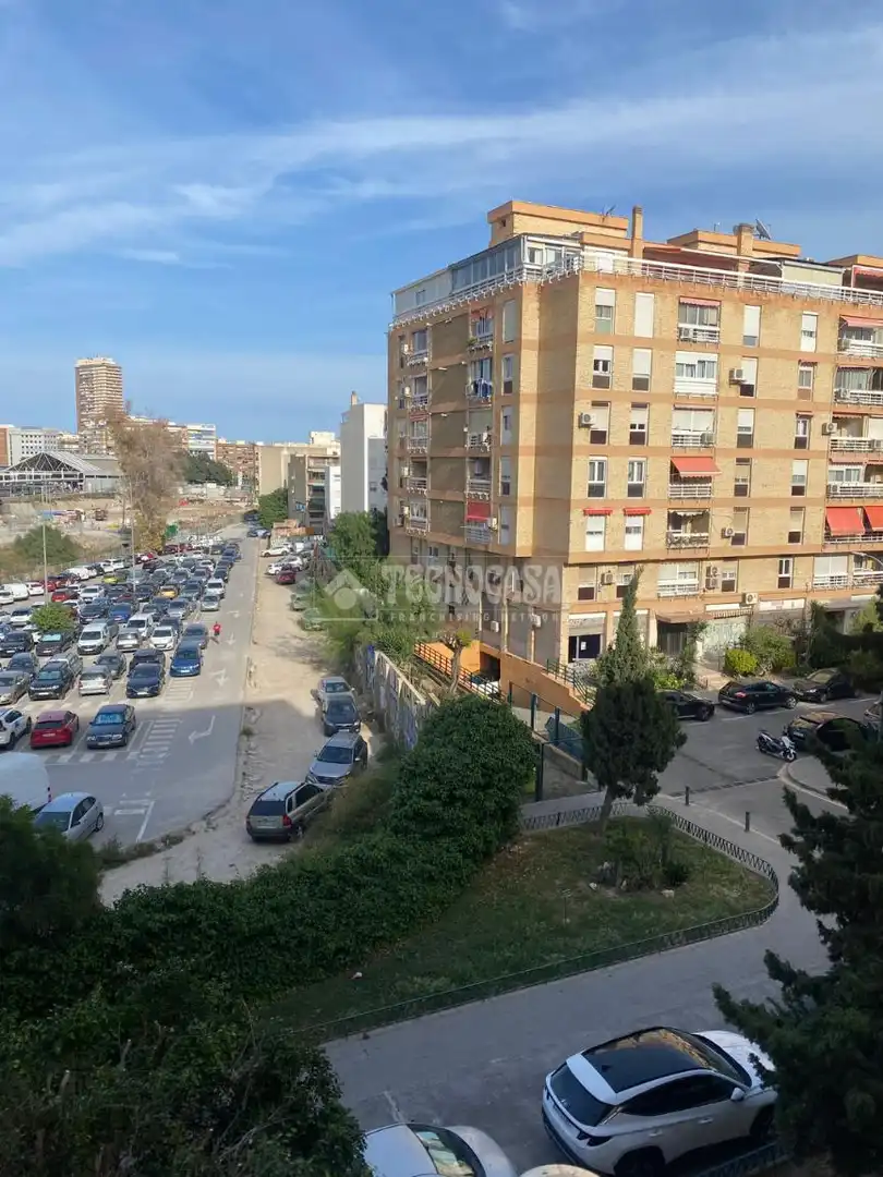 Vista exterior de Piso en venta en Alicante / Alacant con Piscina comunitaria