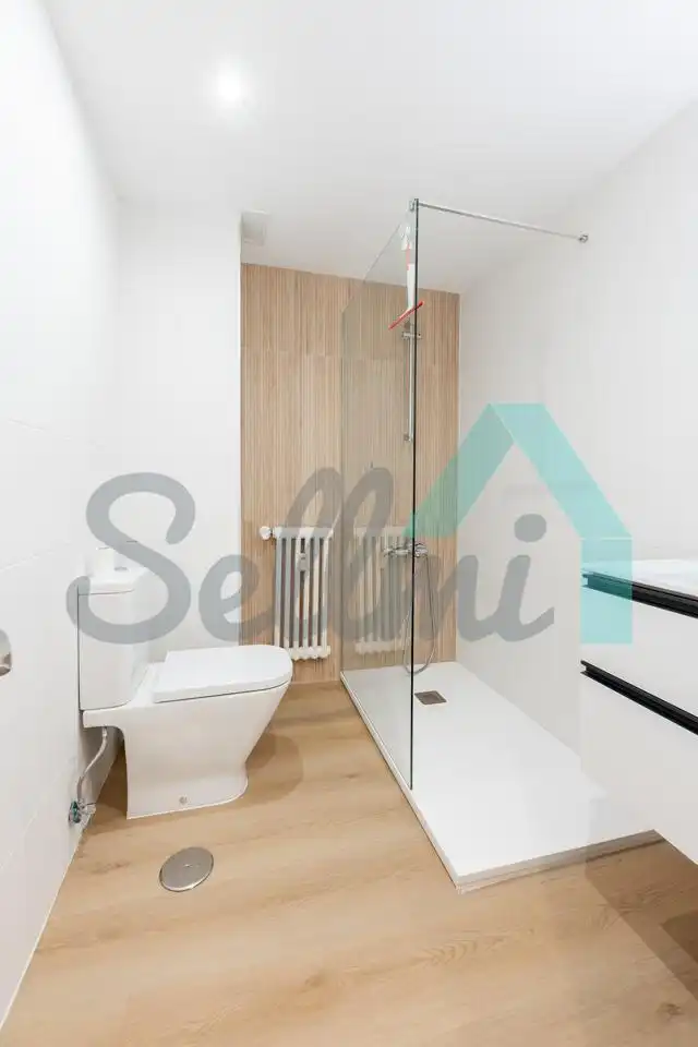 Baño de Piso para compartir en Oviedo  con Calefacción, Parquet y Amueblado