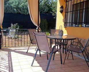 Terrassa de Casa o xalet en venda en Almenara de Tormes amb Piscina