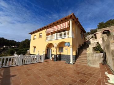 Casa con balcón en venta en Carrer Olivo