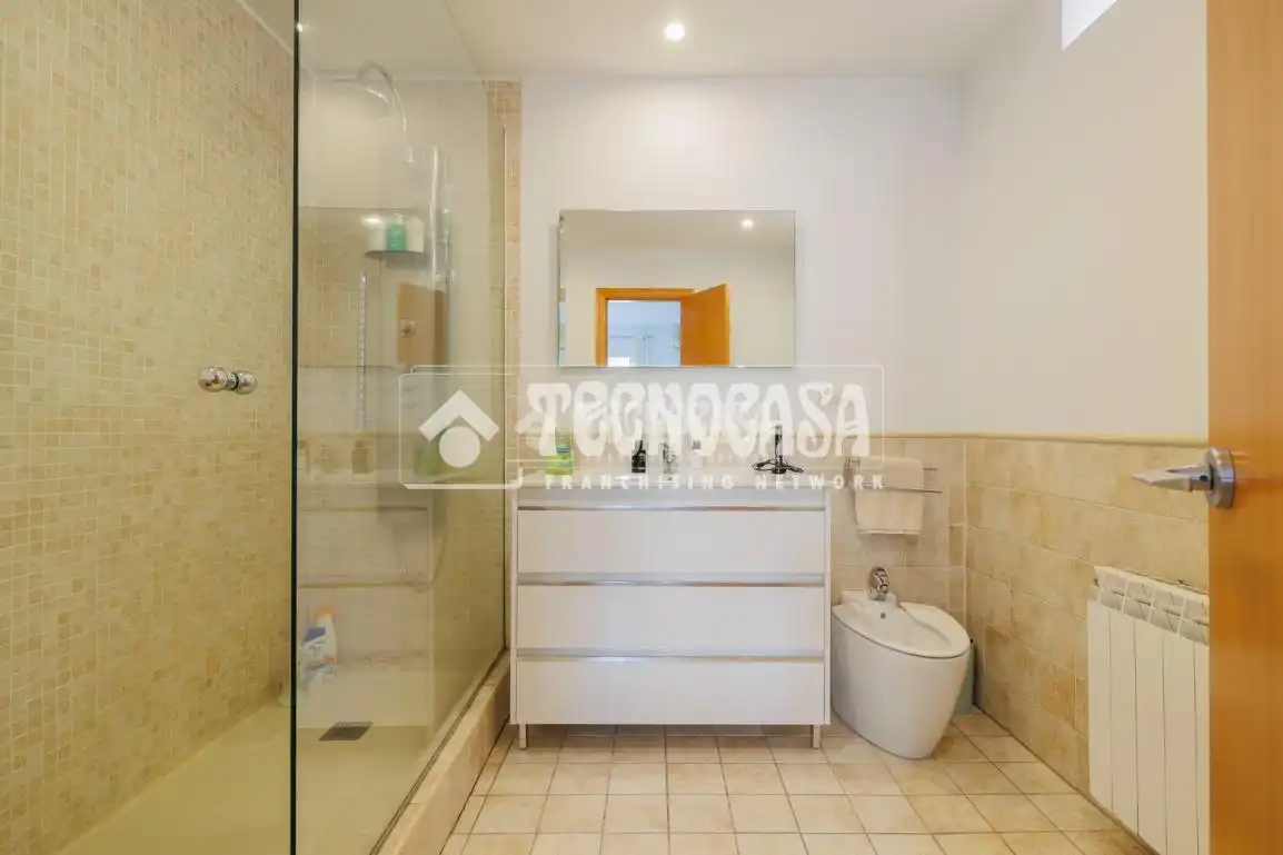 Baño de Casa adosada en venta en Tres Cantos con Calefacción, Balcón y Piscina comunitaria
