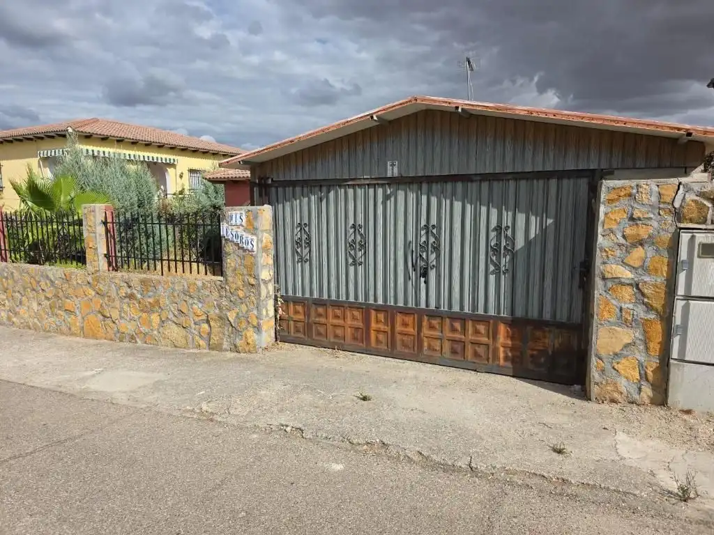Vista exterior de Casa o chalet en venta en Escalona con Calefacción, Trastero y Piscina
