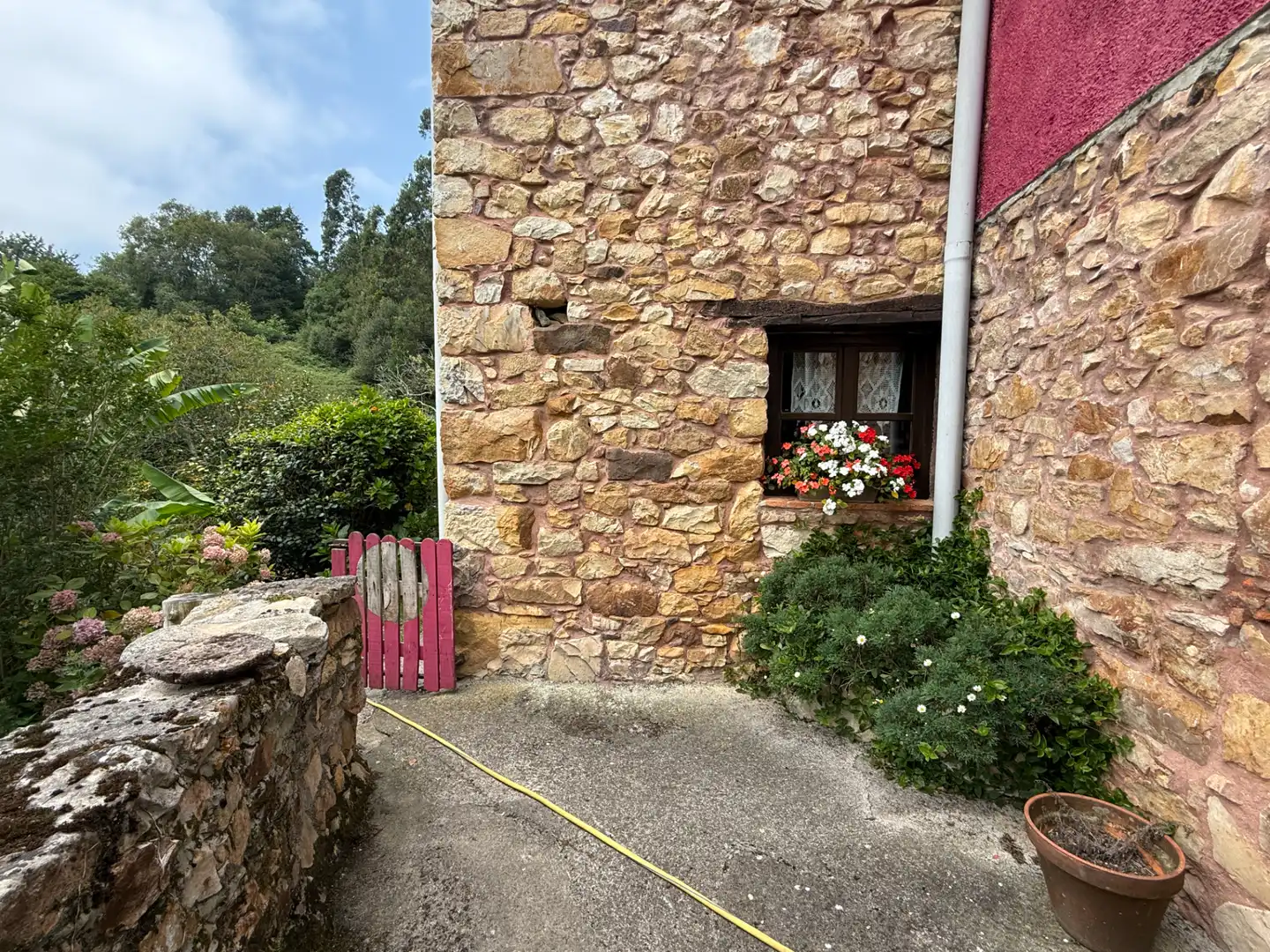 Vista exterior de Casa o xalet en venda en Ribadesella amb Calefacció, Jardí privat i Parquet