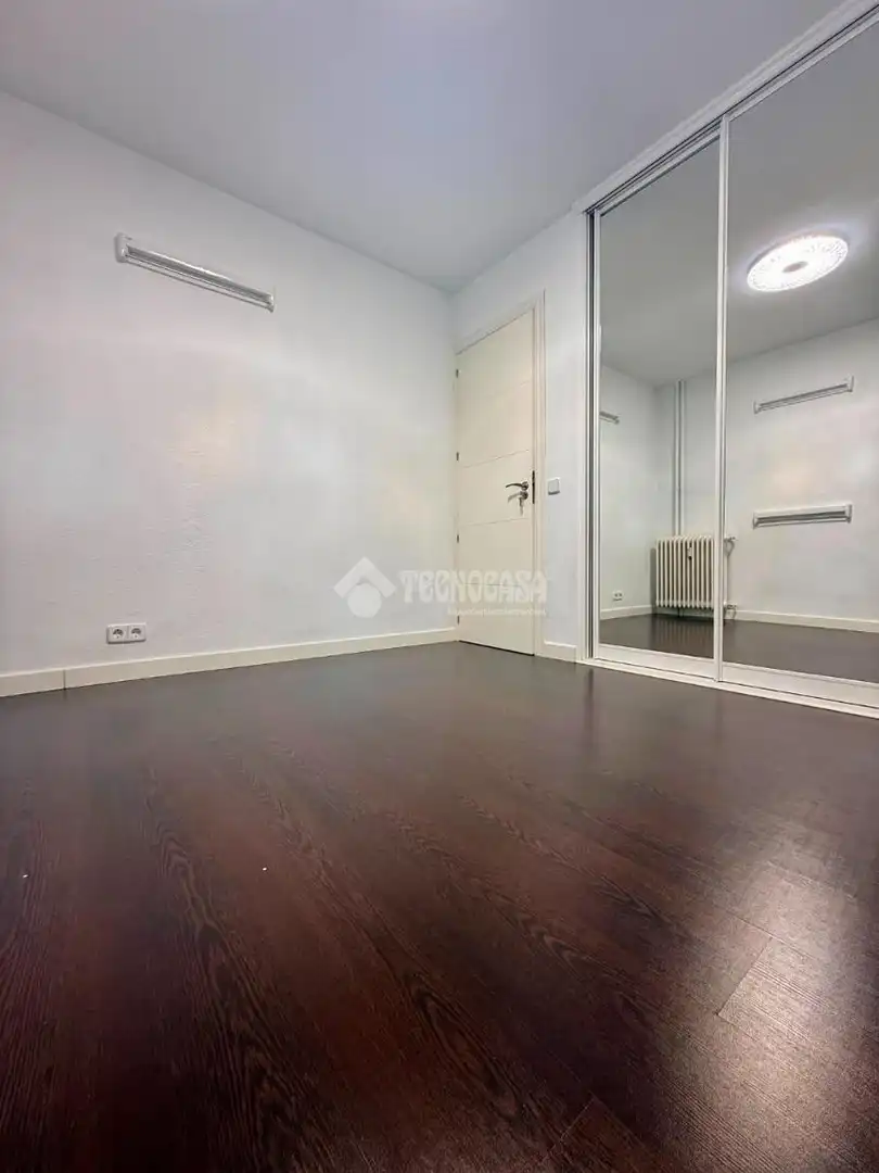 Bedroom of Flat for sale in Madrid  with Air Conditioner, Heating and Storage room
