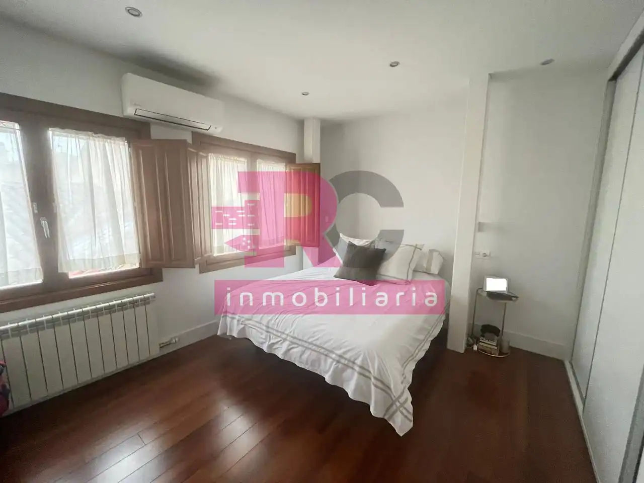 Schlafzimmer von Dachboden zum Verkauf in Salamanca mit Klimaanlage und Heizung