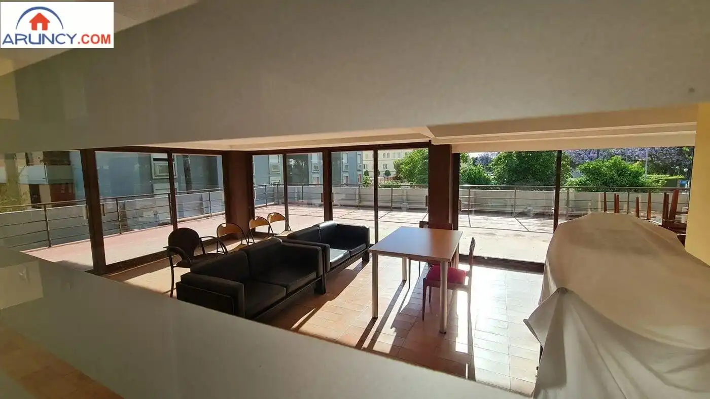 Wohnzimmer von Wohnung zur Miete in Sevilla mit Klimaanlage, Privatgarten und Parkett