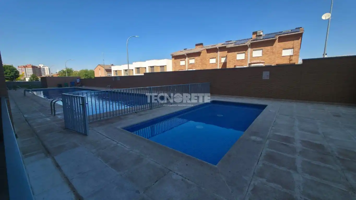 Piscina de Piso en venta en Guadalajara con Parquet y Piscina comunitaria