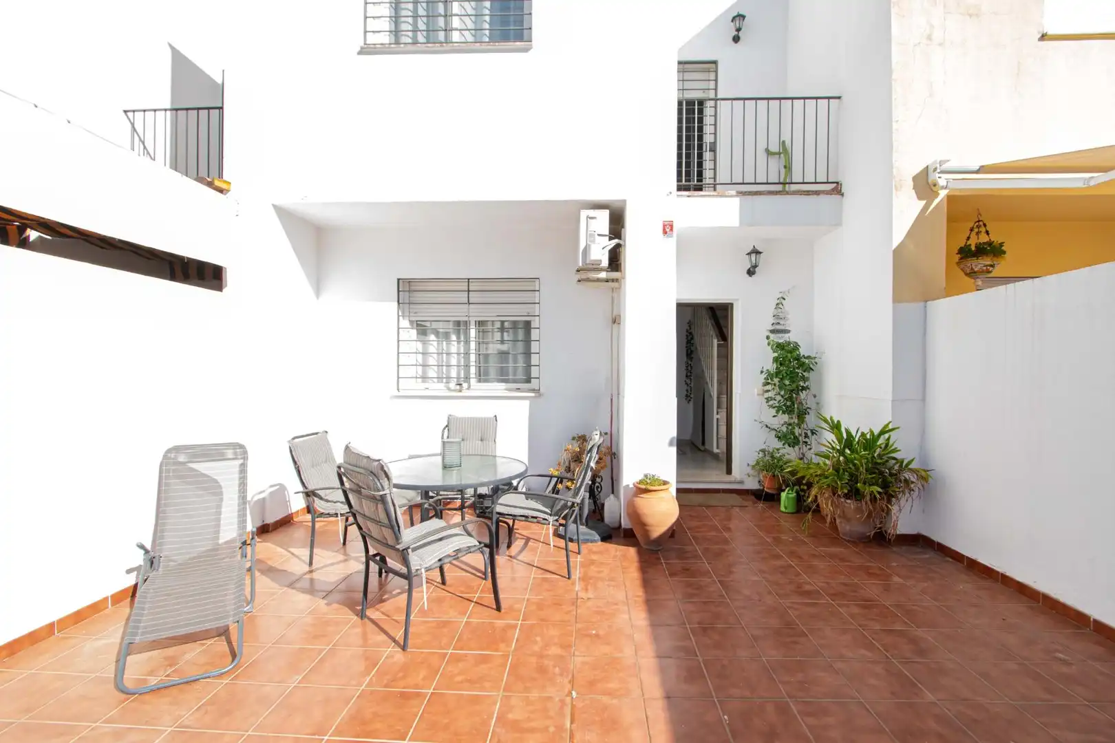 Terrasse von Einfamilien-Reihenhaus zum Verkauf in Bormujos mit Klimaanlage und Terrasse