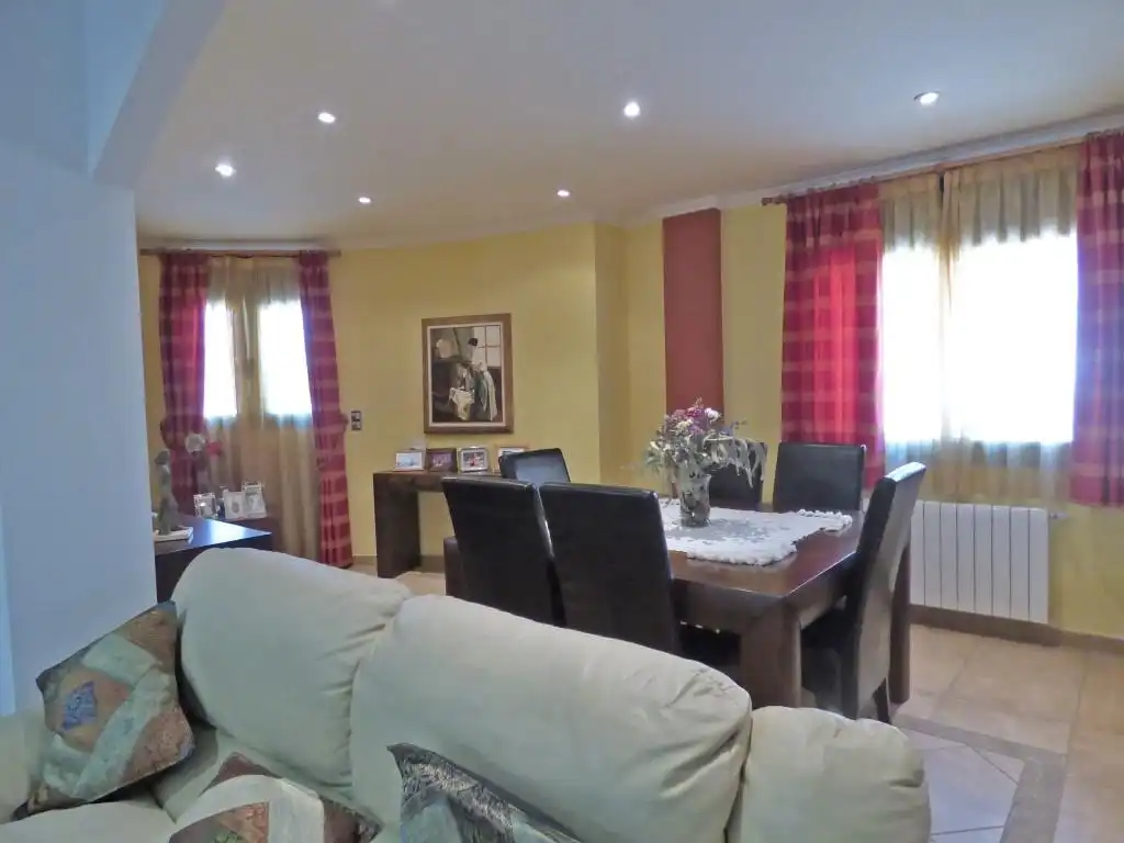 Menjador de Casa o xalet en venda en Vilafant amb Aire condicionat, Jardí privat i Terrassa