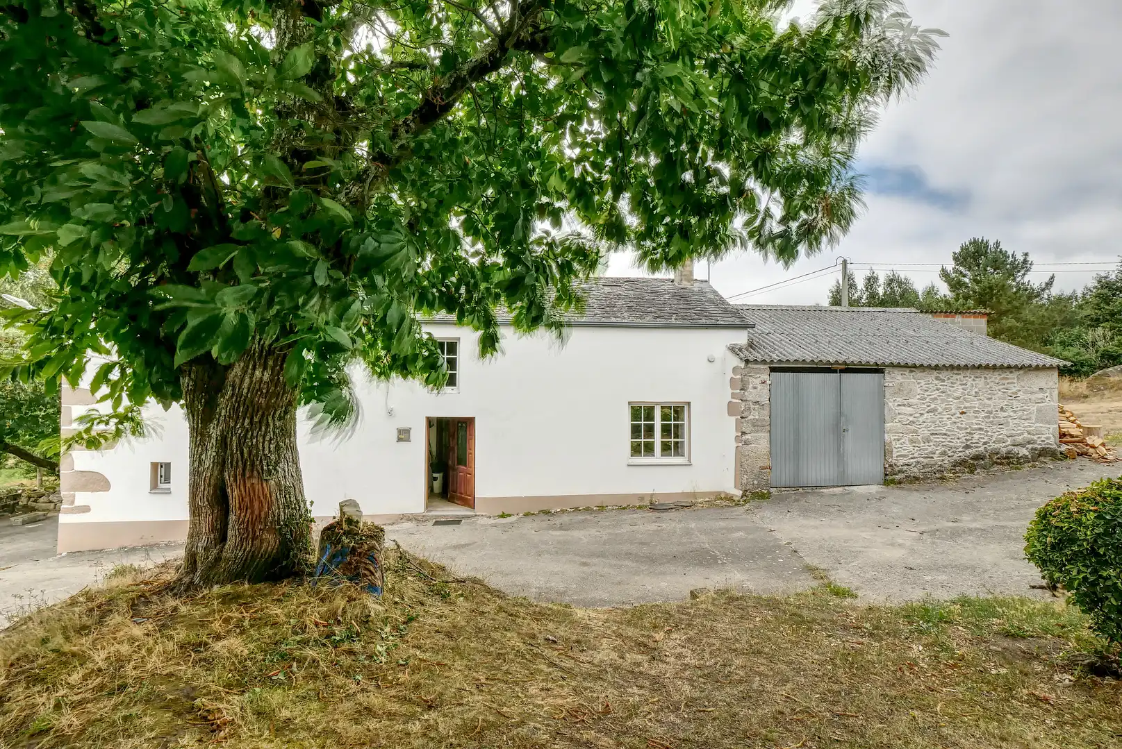 Vista exterior de Casa o xalet en venda en Guitiriz amb Jardí privat, Moblat i Forn