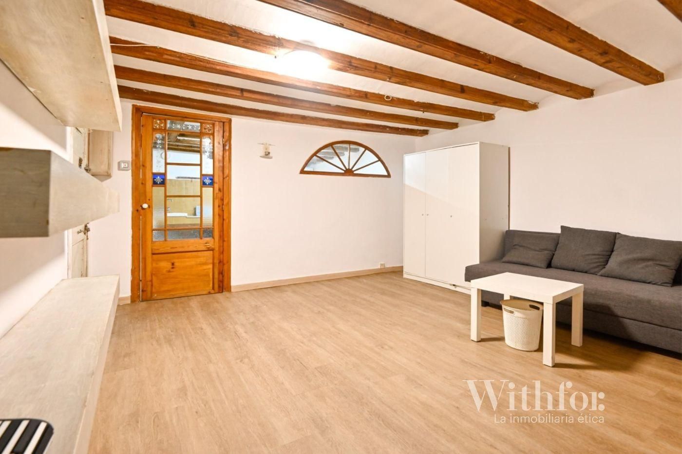 Sala de estar de Planta baja en venta en  Barcelona Capital con Aire acondicionado, Parquet y Balcón