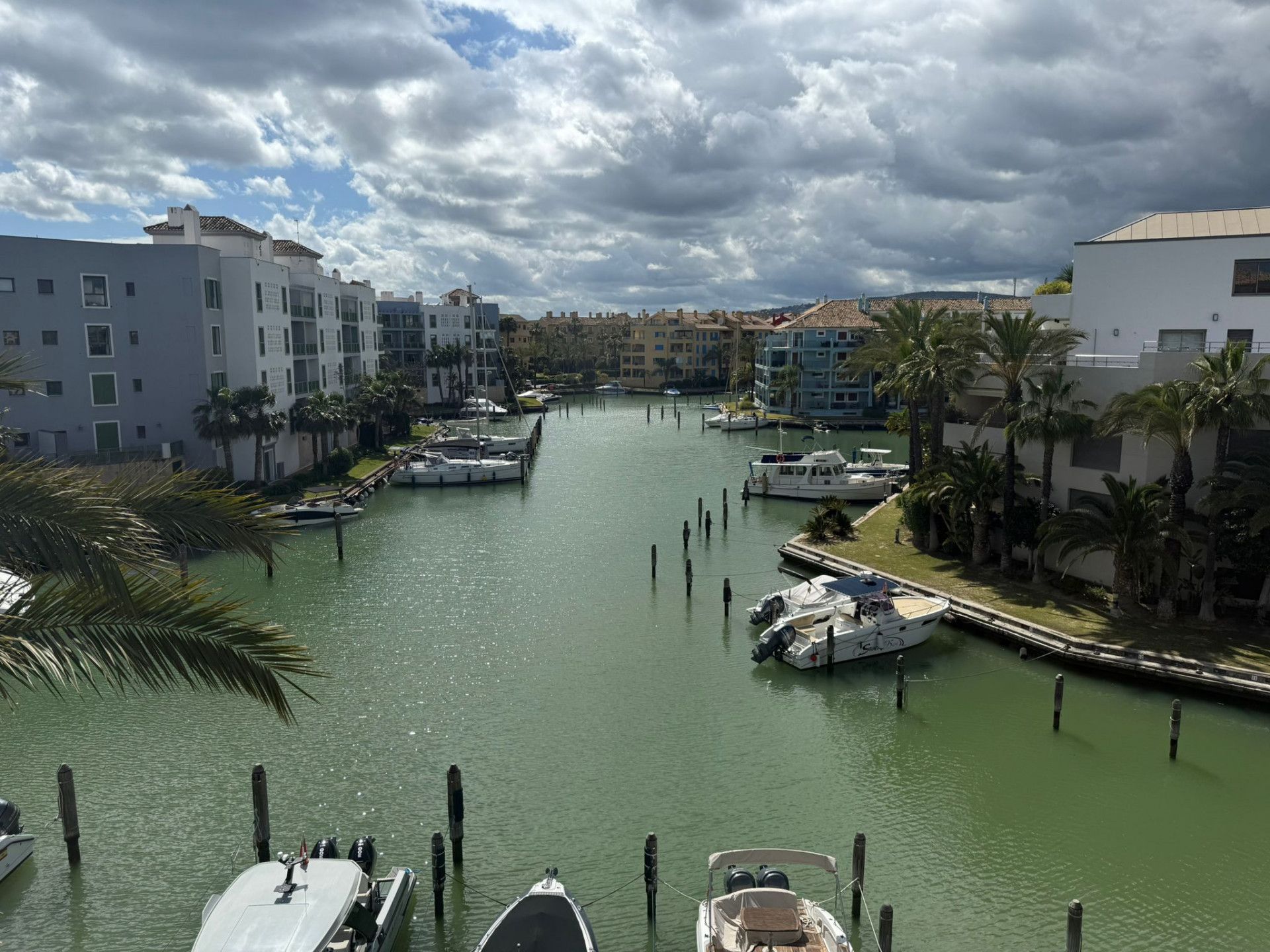Vista exterior de Àtic en venda en Sotogrande amb Aire condicionat, Terrassa i Piscina
