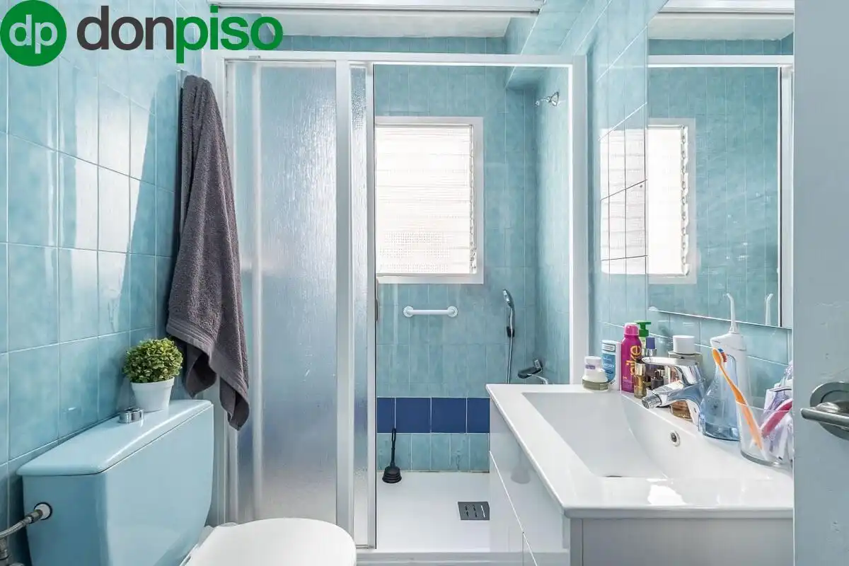 Bathroom of Flat for sale in Granada  with Air Conditioner