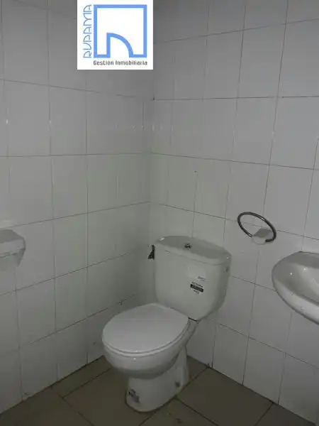 Bany de Local de lloguer en Iturrama