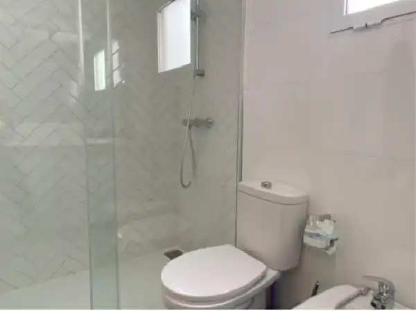Badezimmer von Wohnung zum Verkauf in Elche / Elx mit Klimaanlage, Parkett und Balkon