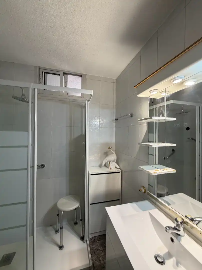 Baño de Piso en venta en Madrid con Calefacción, Terraza y Amueblado